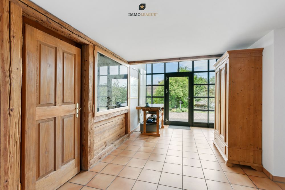 Riegelhaus im Kemmental - Ihr Rückzugsort für Ruhe und Erholung - Die Eingangshalle beeindruckt mit einer Höhe, die Licht und Raum harmonisch vereint.