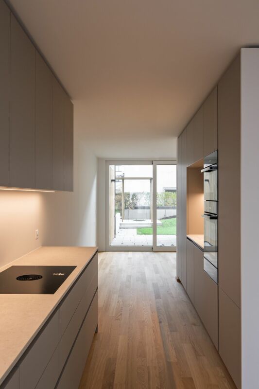 Stilvolle Garten-Maisonettewohnung - Offene Küche mit Durchgang zum Wohn- und Essbereich