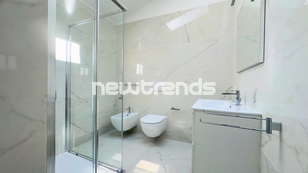 Ampio e luminoso attico con terrazzo e lift privato, mai abitato. - 1° bagno