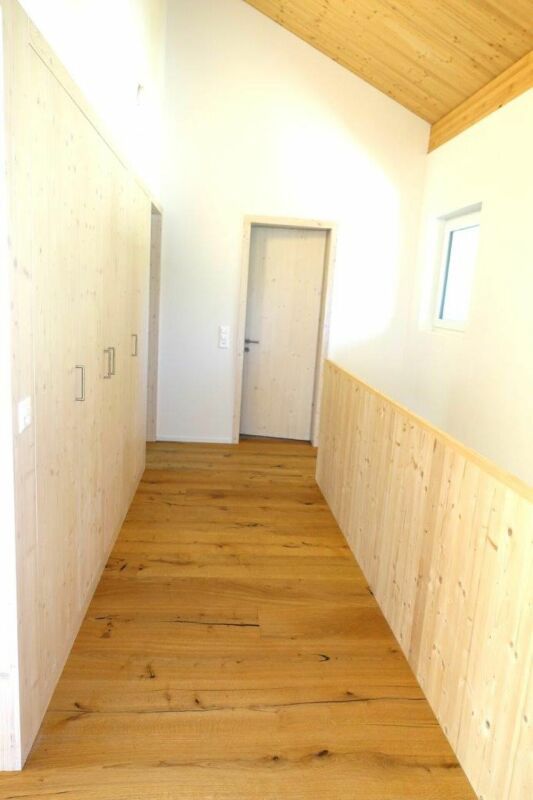 Einfamilienhaus mit Einliegerwohnung als Erstwohnsitz in Cumbel - Der Korridor mit vielen Einbauschränken.
