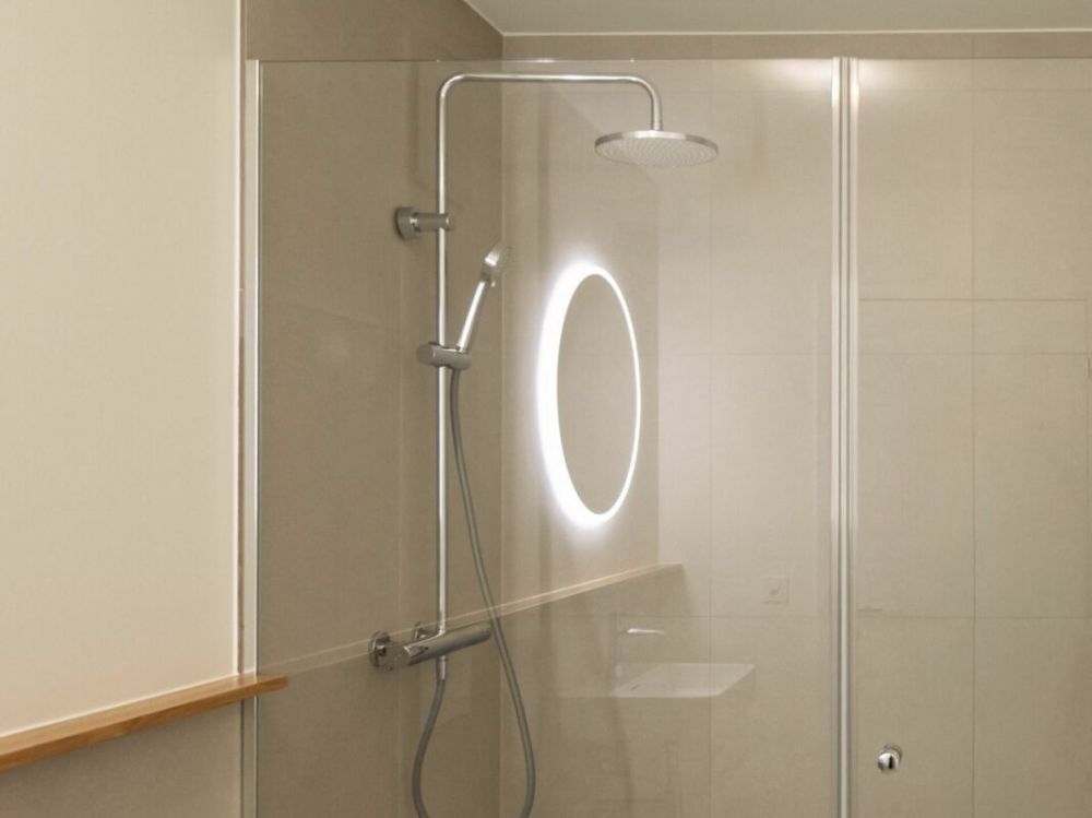 Grosszügige 3½-Zimmer-Dachwohnung mit Galerie und Balkon - Badezimmer mit Regendusche, WC und Lavabo