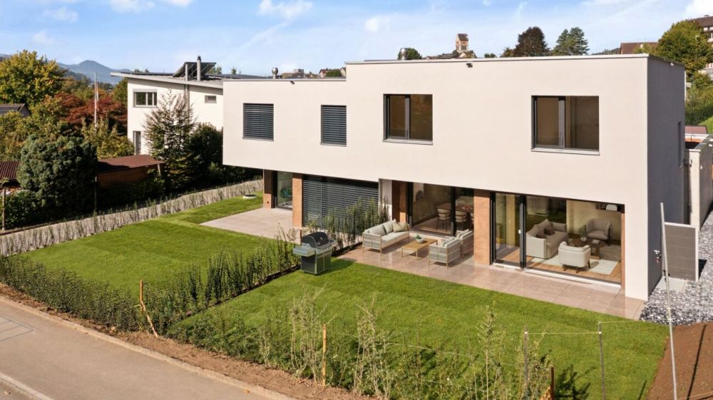 Bezugsbereites Doppeleinfamilienhaus mit grosszügigem Garten in Uznach -  Bild 1