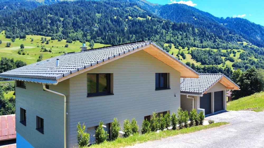 Neubau Einfamilienhaus in Surcasti, Graubünden mit Panoramablick -  Bild 1