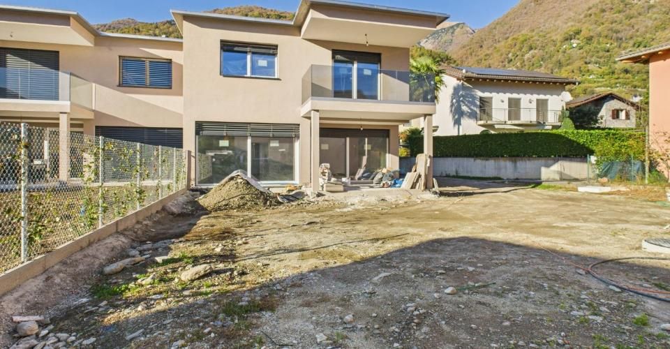 Casa a schiera moderna di nuova costruzione a Cugnasco  4.5 locali con giardino - Maison contiguë 4.5 pièces - image - 1