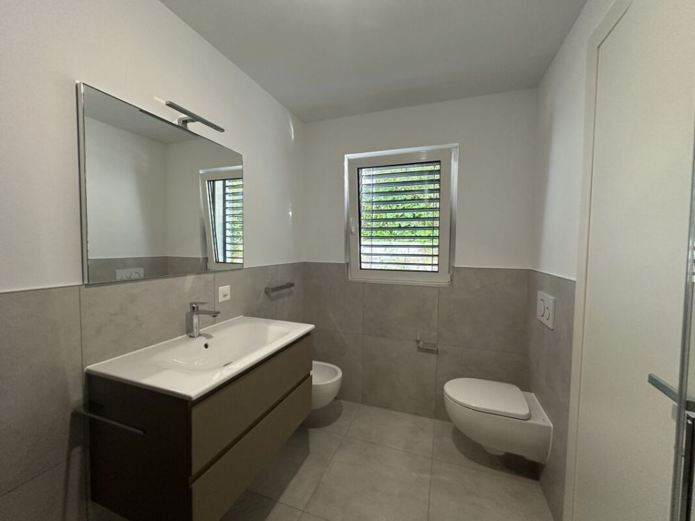 Neue und moderne 3.5-Zimmer-Wohnung mit eigenem Garten und Terrasse in Mendrisio Arzo -  Bild 8