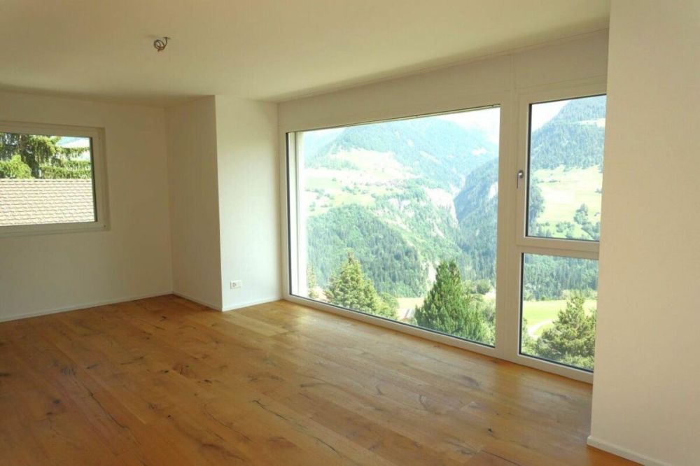 Einfamilienhaus mit Einliegerwohnung als Erstwohnsitz in Cumbel - Das grosse Wohnzimmer