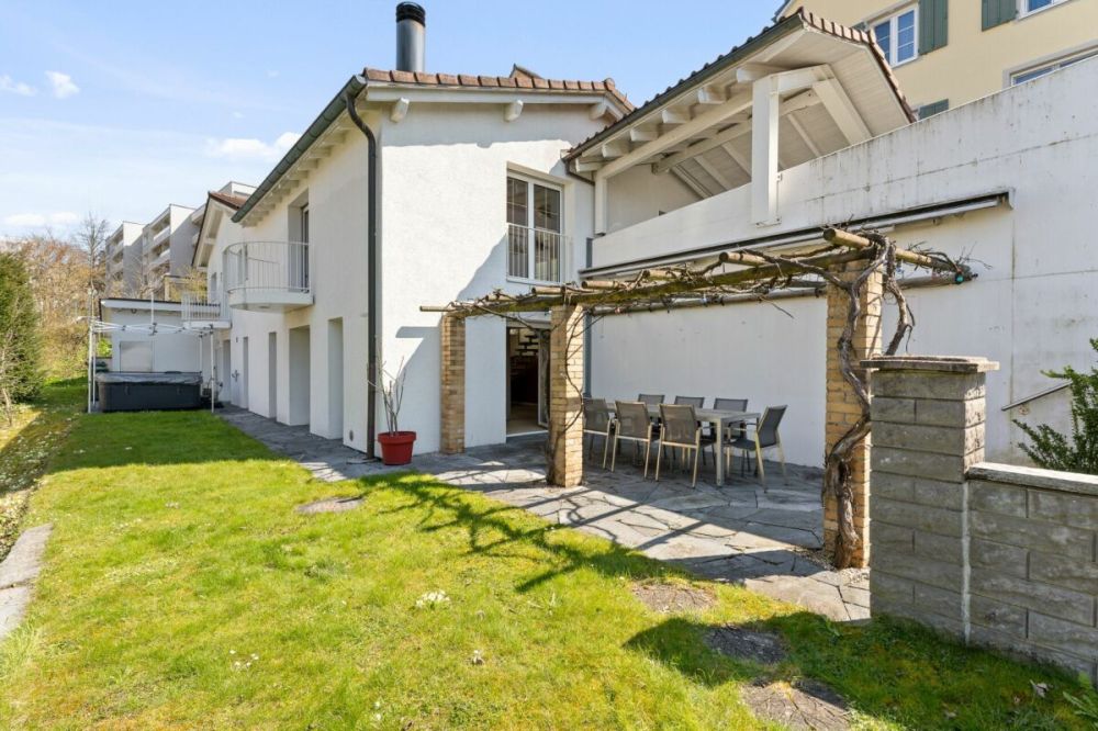Grosszügiges und gepflegtes einseitig angebautes 5.5-Zimmer-Einfamilienhaus am Fusse des Zugerbergs - Sitzplatz und Garten