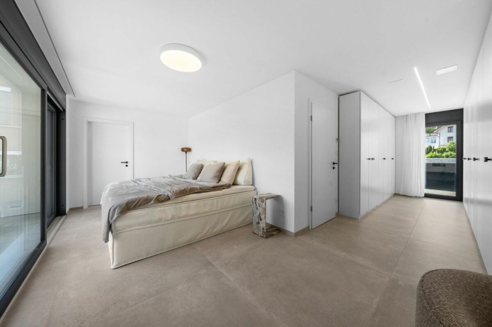 Exklusives Einfamilienhaus mit Pool, Smarthome und luxuriöser Ausstattung -  Bild 10