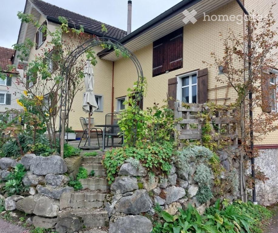 Gelegenheit; wenn Sie ein Haus mit vielen Optionen suchen; EFH mit Grundstück/Bauland über 1'500 m2 -  Bild 1