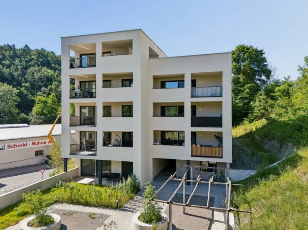 Zentrale Lage und 17.8 m² überdachte Terrasse als erweitertes Wohnzimmer - Der Neubau im Grünen in der Stadt Schaffhausen nähe dem Bahnhof