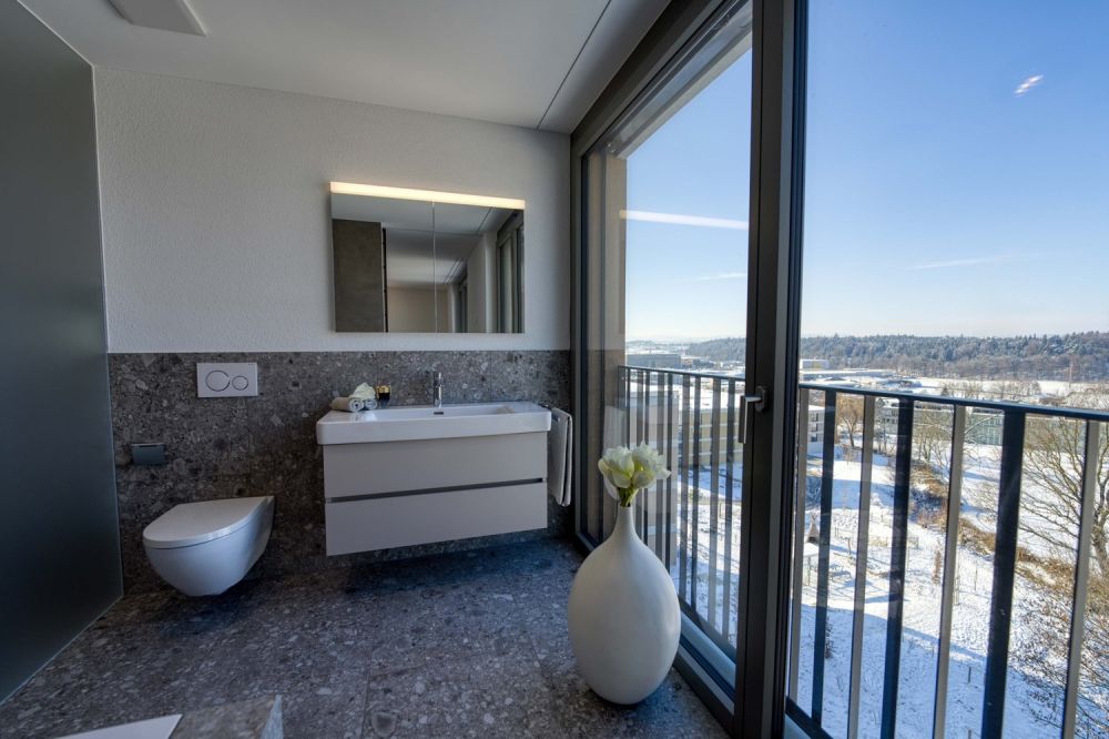 Gehobene 4.5-Zimmer Attikawohnung mit beeindruckender Fernsicht - Badezimmer en-suite mit viel Tageslicht