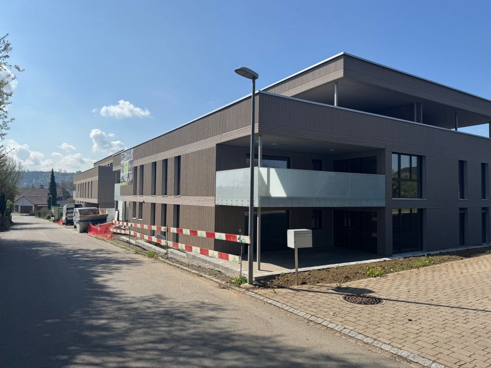 Attraktive 6.5 Zimmer Neubauwohnung an ruhiger Lage in Erlen -  Bild 1