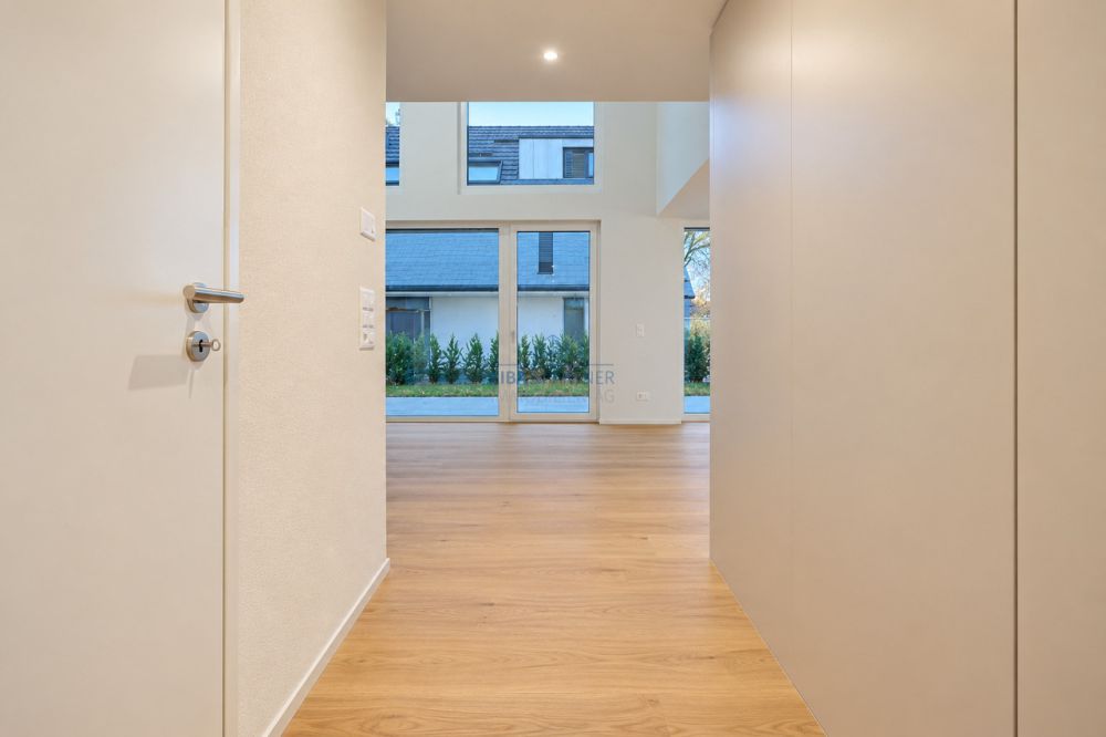 Zeitloser Neubau mit grosszügigem Raumkonzept - Eingangsbereich  / Entrance Area