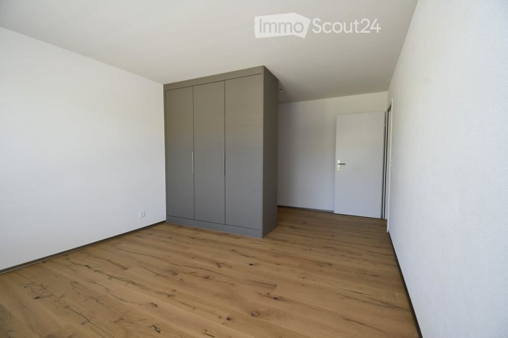 Wohnqualität im Grünen  Schöne 2.5 Zimmerwohnung in Rosshäusern - Schlafzimmer mit Ankleide