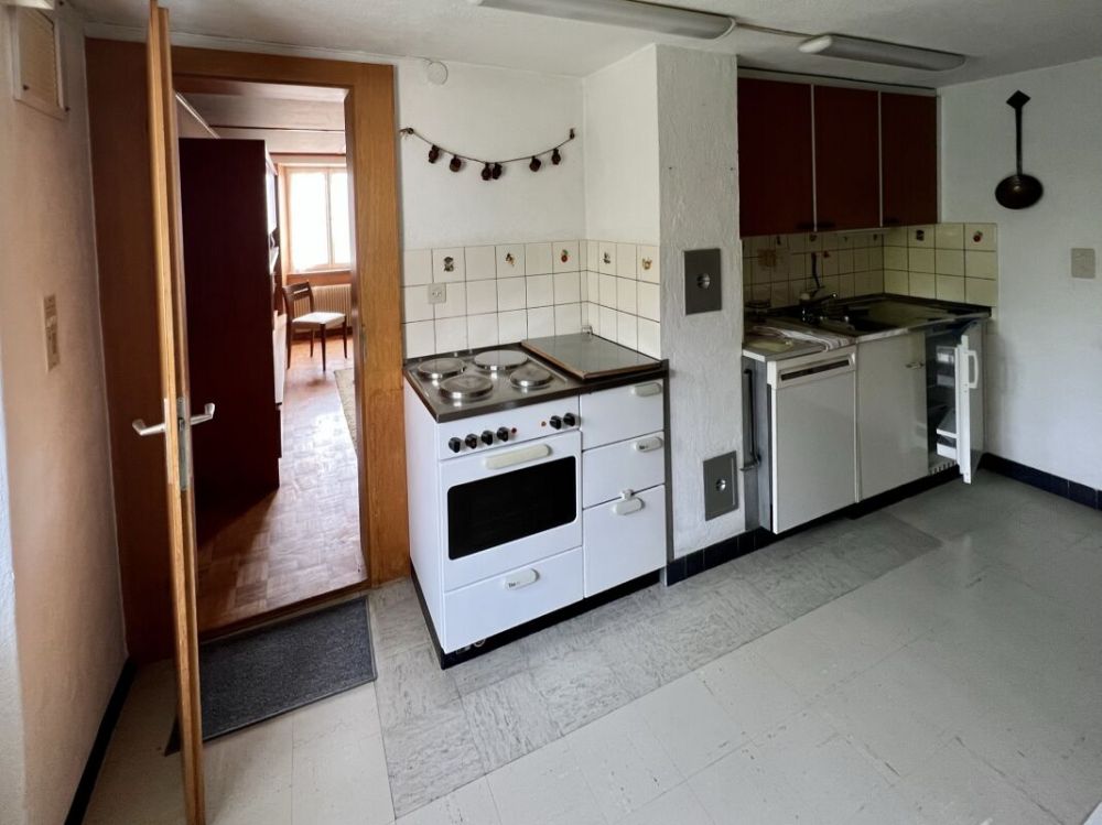 Liegenschaft mit grosser Landfläche und viel Bauland - Küche