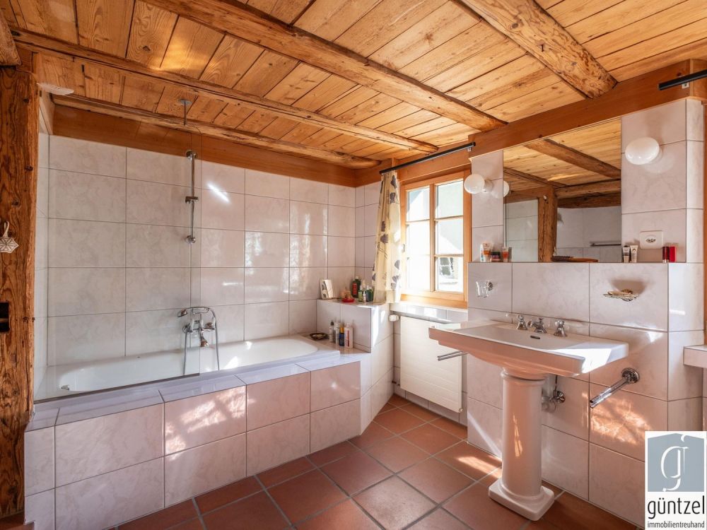 Offenes Wohnen mit Geschichte und Charakter - OG: Badezimmer