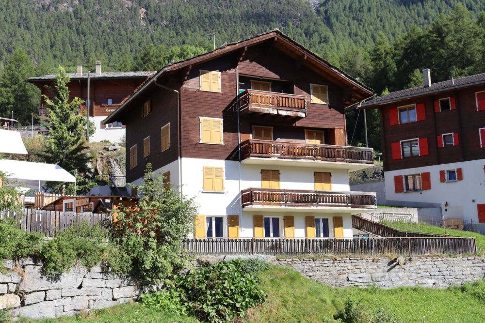 Stilvolle 2.5-Zimmer-Wohnung mit Garten und Terrasse in Grächen! - Bild 1