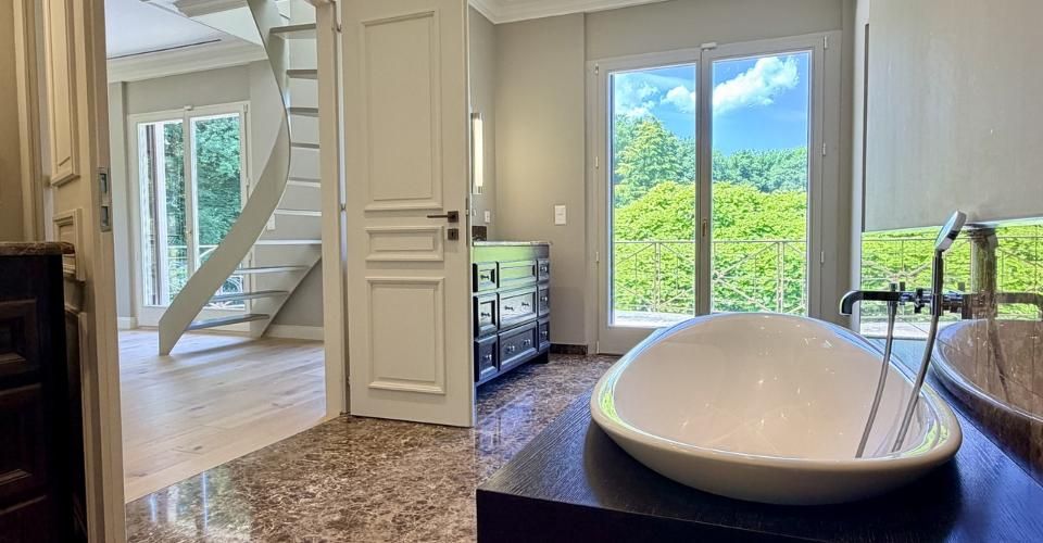Une propriété d'exception à réinventer, au cœur d'un écrin de verdure - Maison 10 pièces - image - 4