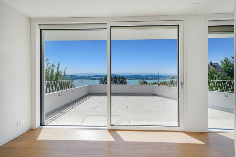Exklusive 4.5 Zimmer Neubau Terrassenwohnung mit atemberaubender Weitsicht über den Murtensee -  Bild 1