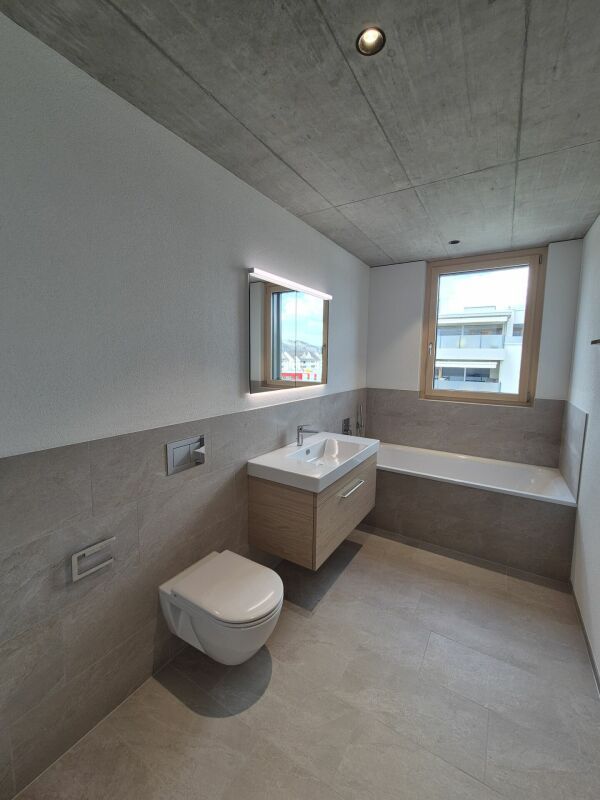 Neue 4.5 Zimmer im 2. Obergeschoss mit grossem Balkon - Bad