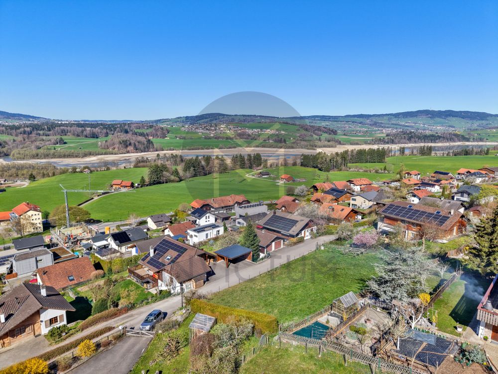 PRÄCHTIGES NEUES APARTMENT MIT SEEBLICK UND BERGSICHT IN BOTTERENS - Vue aérienne / aerial view of residential houses in a small village