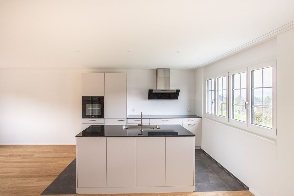 Moderner Neubau inmitten der Appenzeller Hügellandschaft - Küche und Wohnzimmer