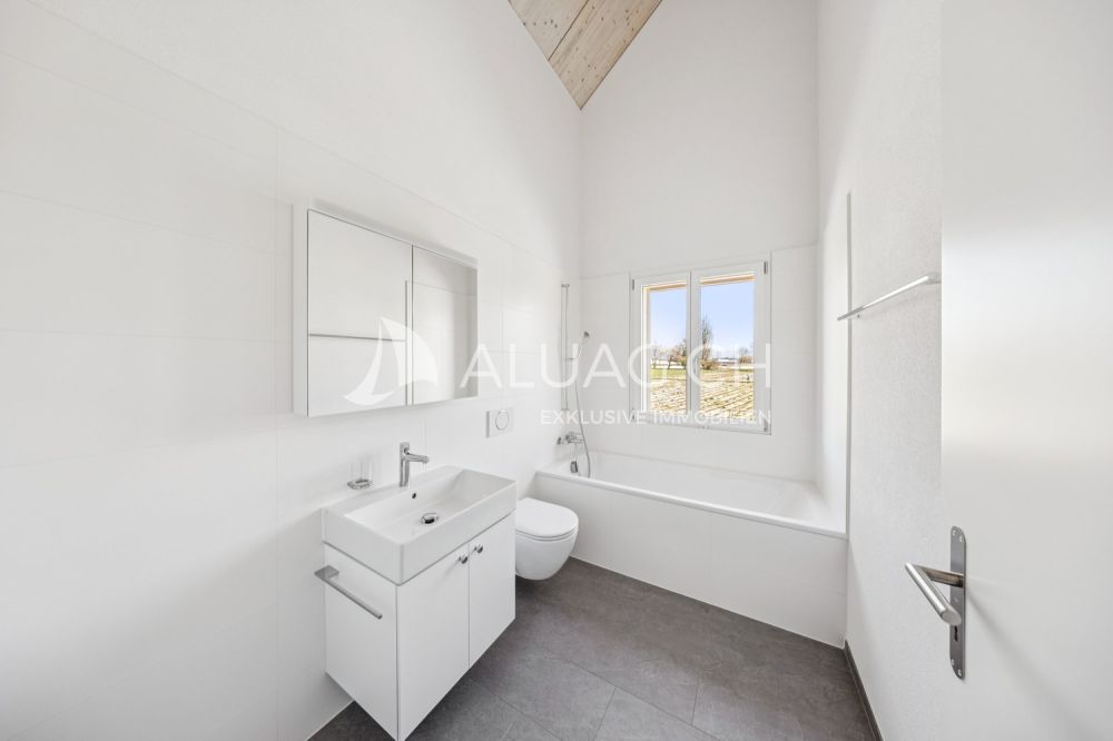 NEUBAU - 3.5 ZIMMER DUPLEX WOHNUNG - Lichtdurchflutetes Badezimmer mit Badewanne und modernem Flair