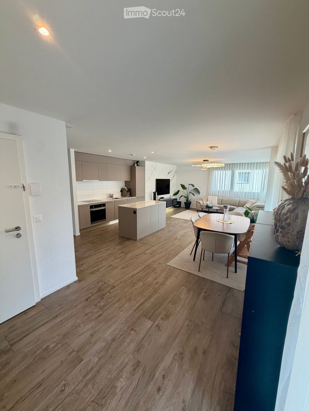 REMAUFENS – ÉLÉGANT 4,5 PIÈCES DE 113 M² AVEC TERRASSE DE 27 M² & PARKING PRIVÉ -  Bild 3
