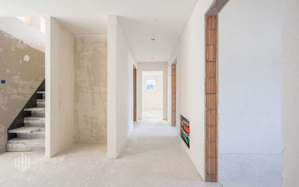ImmoWyss -  Premium Neubau-Dachwohnung mit edler, feiner Gestaltung - Eingangsbereich mit Zugang zu den Zimmern, eingebaute Garderobe, Treppe aufs Galeriegeschoss