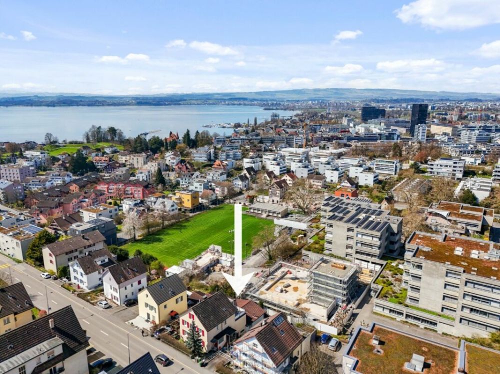 Grosszügiges und gepflegtes einseitig angebautes 5.5-Zimmer-Einfamilienhaus am Fusse des Zugerbergs - Vogelperspektive