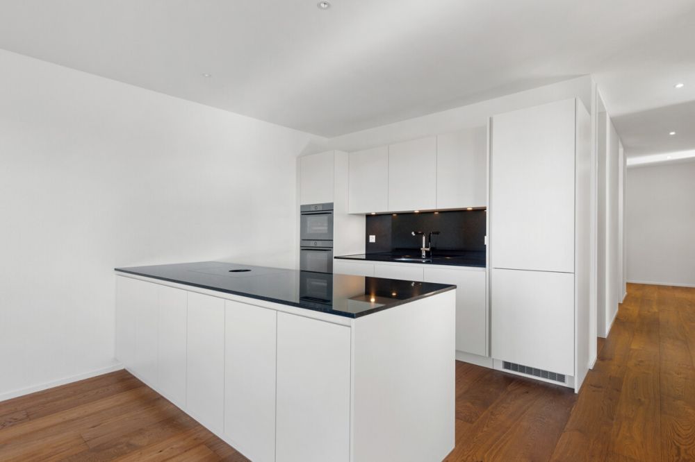 Einziehen und geniessen: Neue 4.5-Zimmer-Wohnung im Ziegelei-Quartier - Hochwertige Küche mit viel Arbeitsfläche, Stauraum und hochwertigen V-Zug Geräten.