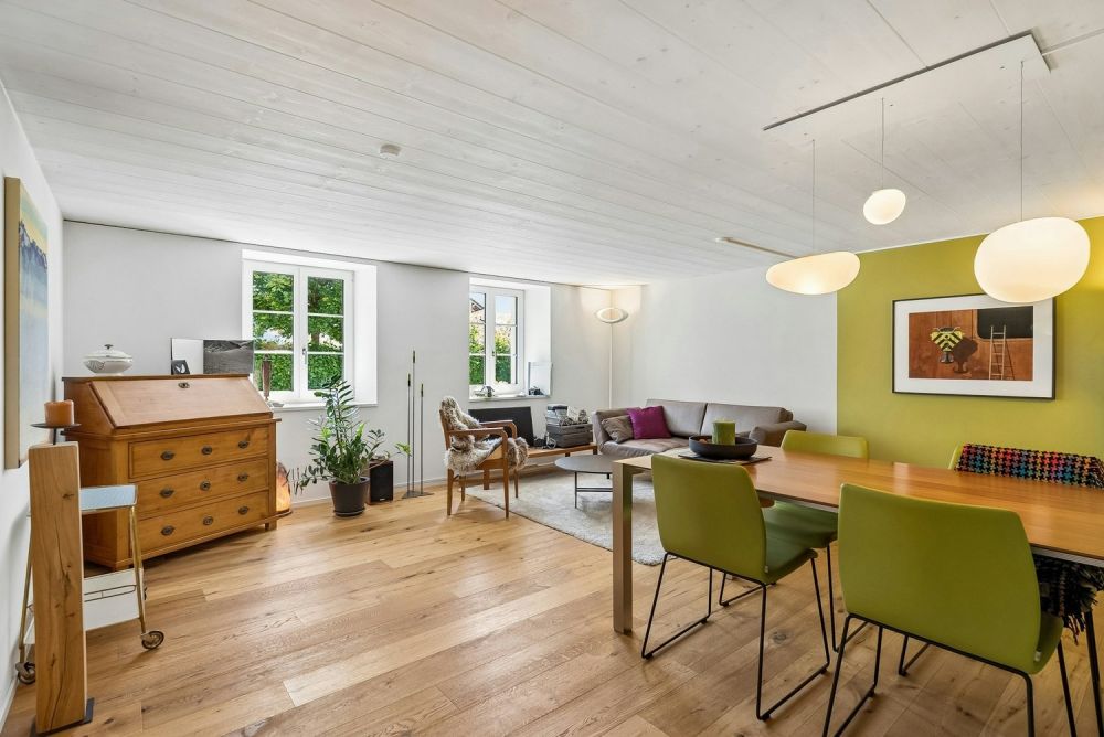Neuwertiges 5-Zimmer-Mittel-Flarzhaus mit Gartensitzplatz - Wohnen/Essen