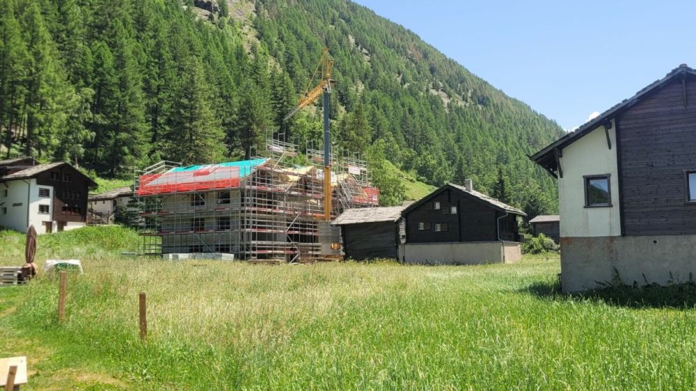 Snowfall Zen Lauinen Saas-Grund Neubau 2026 mit dem E-Skibus ohne Umsteigen zum Alpinexpress. Sichern Sie sich die letzte 4.5 Attikawohnung mit freier Sicht auf die Mischabelgruppe. Reserviert. - Bild 1
