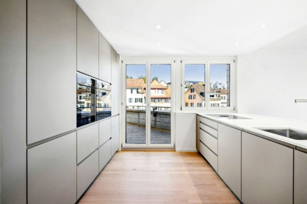 ERSTBEZUG NACH KOMPLETTSANIERUNG AN ZENTRALER LAGE IN MEILEN - ATTIKAWOHNUNG NAHE DEM ZÜRICHSEE - Bild 2