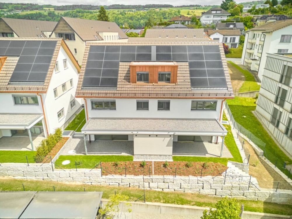 6 1/2-Zimmer-Doppeleinfamilienhaus mit nutzbarer Landfläche -  Bild 1