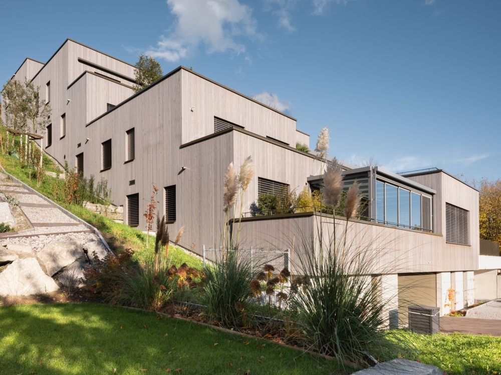 Attikawohnung mit grosser Terrasse inkl. zwei Tiefgaragenparkplätzen an ruhiger Lage. - Bild 1