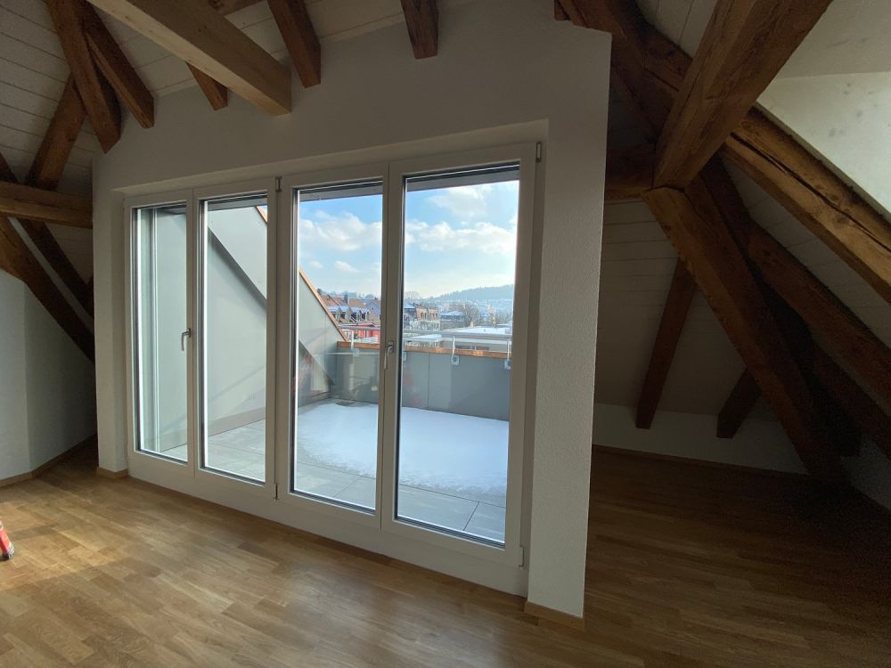 Exklusive Dachwohnung mit viel Charme - Erstvermietung - Wohnzimmer mit Balkon