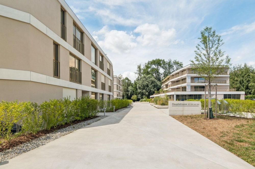 Murtensee vor der Tür - Exklusive 5.5-Zimmer-Dachwohnung - Weg zum Eingang