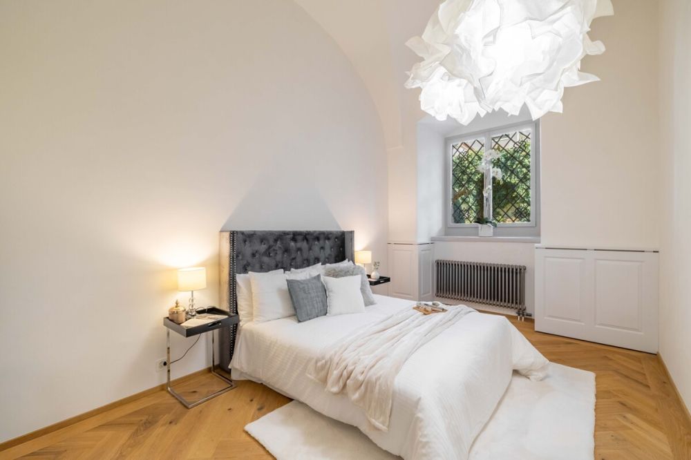 Exklusive Gartenresidenz in Zizers: Wohnen im historischen Schloss - Schlafzimmer