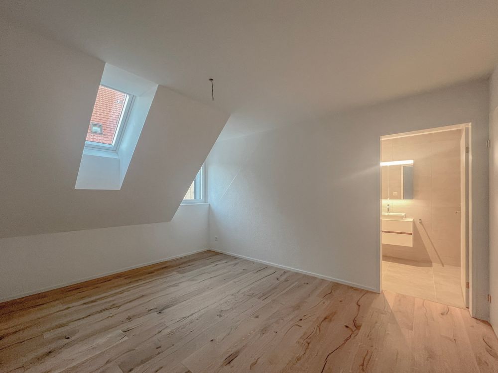 Mit dem Lift direkt in die Wohnung - grosszügige Dach-Maisonette vor den Toren Zürichs -  Bild 5
