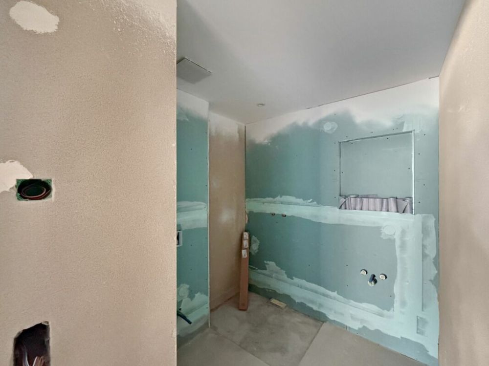 Stadt trifft Natur - Traumwohnung in Rheinnähe - Badezimmer mit bodenebener Dusche, WC und Lavabo. Individuelle Oberflächen können jetzt ausgewählt werden.