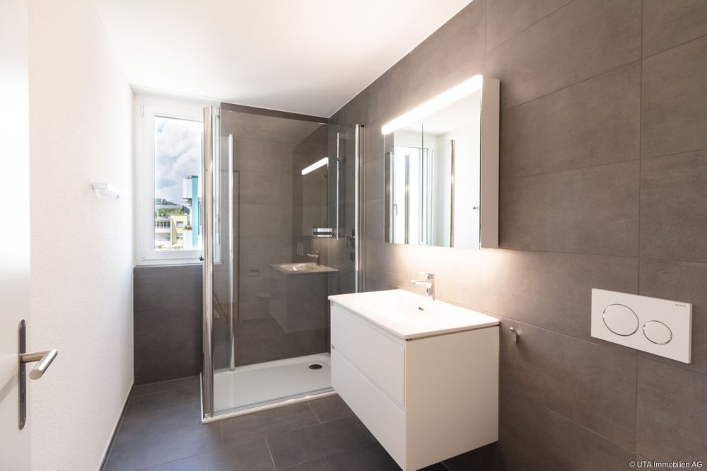 2.5-Zimmer-Neubauwohnung, sofort bezugsbereit, ideal auch als Kapitala - Dusche-WC