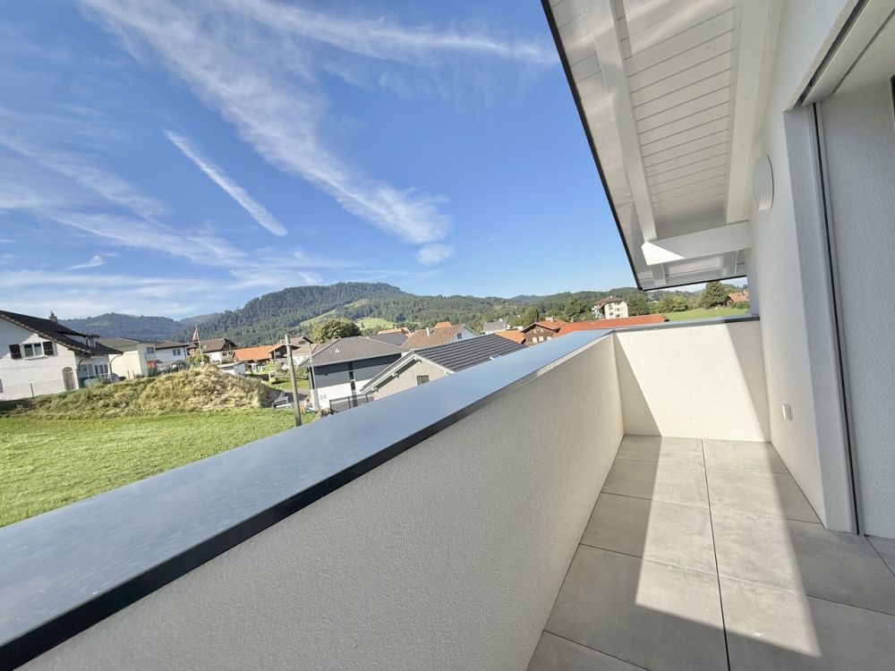 Villa neuve et moderne avec 2,5 pièces indépendant, cadre verdoyant - 1er étage:  balcon parentale