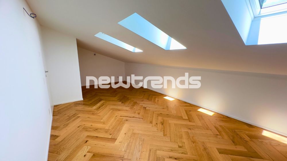 Ampio e luminoso attico con terrazzo e lift privato, mai abitato. - camera