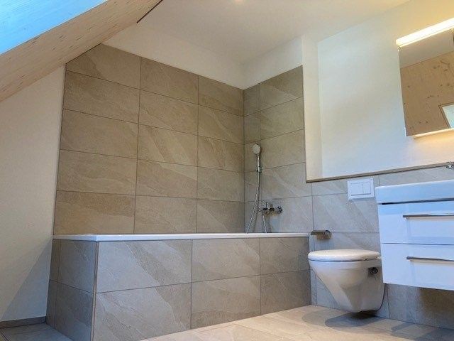 Grosszügige Maisonette-Wohnung - Bad gross mit Badewanne_