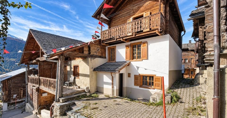 Chalet à rénover – L'âme d'une grange alpine à Sarreyer - Maison jumelée 4.5 pièces - image - 1