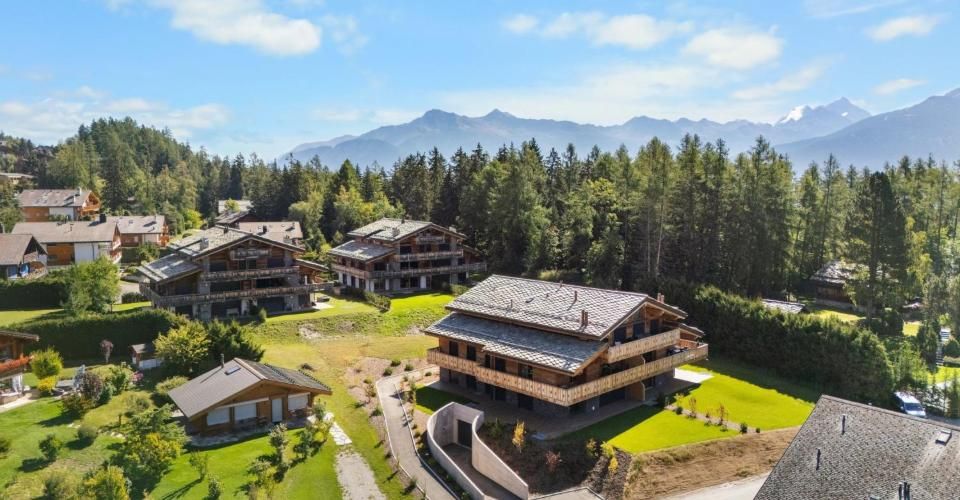 Élégance contemporaine dans un écrin alpin - Appartement 4.5 pièces - image - 1