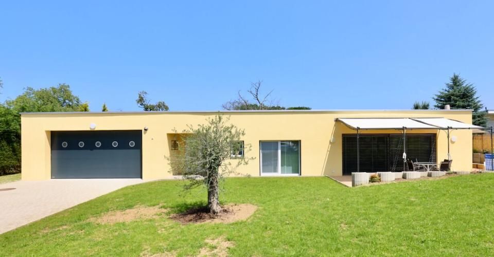 Haut standing pour cette villa de 5.5 pièces à Montignez dans le Jura. - Villa 5.5 pièces - image - 1