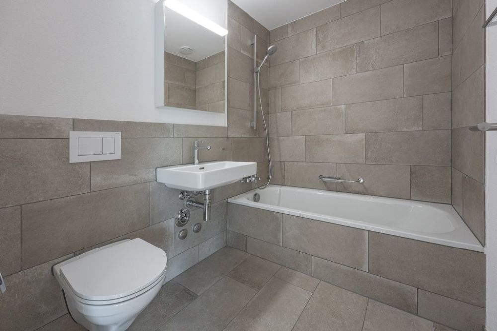 Grosszügige 3.5-Zimmerwohnung in Brüttisellen - WC/Badewanne.jpg