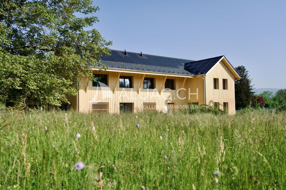 NEUBAU - 3.5 ZIMMER DUPLEX WOHNUNG - Rund um das Haus geniessen Sie unverbaubare Sicht und naturnahe Umgebung